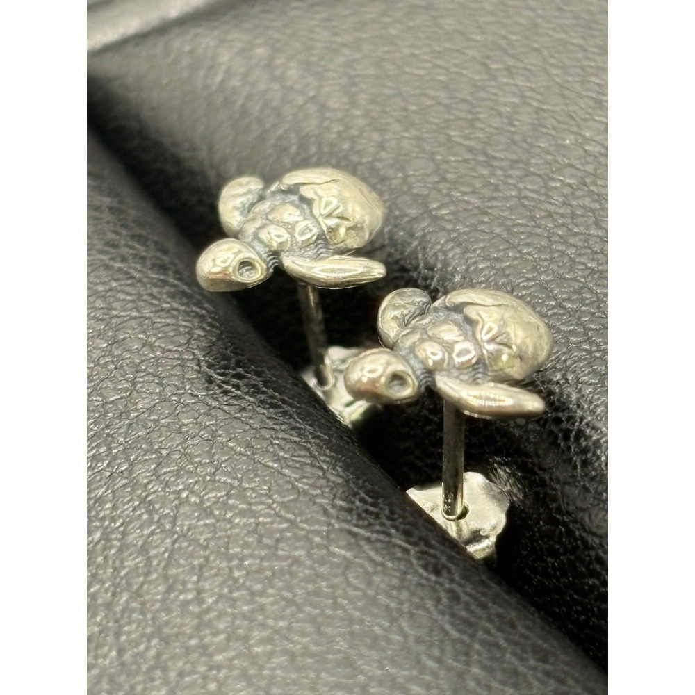 New Condition Sterling Silver Dainty Baby Turtle Earrings 925 E18